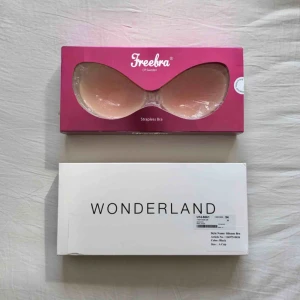  - Två paket silikon bh:ar. Freebran är använd några gånger men är fortfarande klibbig. Wonderland bh:n är aldrig använd. (Frakt tillkommer om de ska skickas)