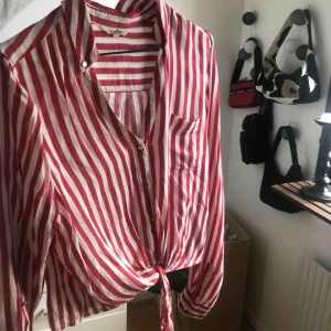  - Snygg skjorta från River Island som man knyter där nere! 🤠 Skriv för fler bilder på osv. Köparen står för frakt 