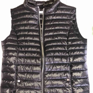  - En mango väst i storlek XS, Nyskick! Kontakta för bättre bilder! Slutsåld på mangos hemsida