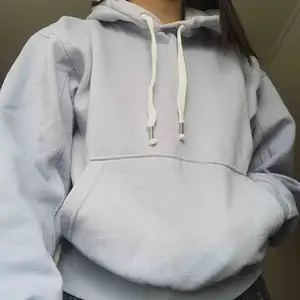 Knappt använd hoodie i strl S. Priset går att diskuteras men köparen står för frakten :)