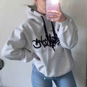  - Snygg skater Hoodie med graffiti tryck på. Knappt använd då den inte riktigt är min stil. Inga fläckar eller andra skador och helt enkelt toppen skick!  Frakt tillkommer om man inte kan mötas upp kring Staffanstorp 😊