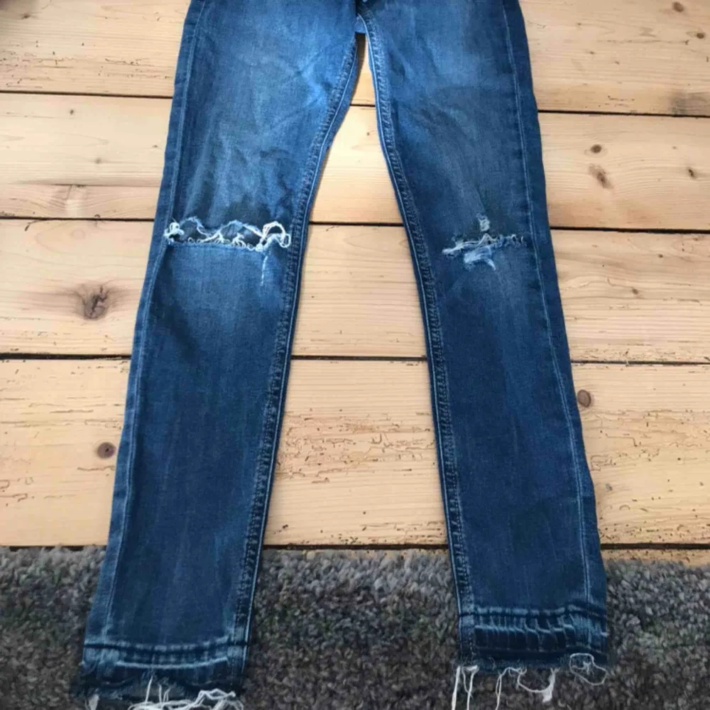 Fina jeans från H&M, storlek 25! Säljer för 220 inkl frakten😊. Jeans & Byxor.