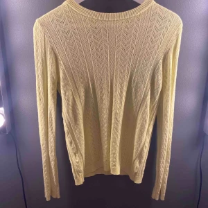  - Gul tröja ifrån mango, använd 1 gång  Säljs för ingen avnvändning