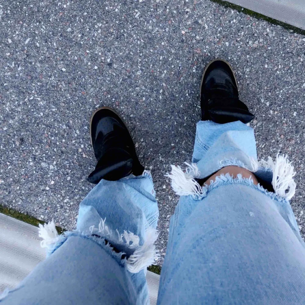 Trendiga och SNYGGA populära jeans från zara  Ljusblåa med slitningar på knän Långa, (jag är 179 cm och utan skor går de i marken😍) Storlek 42 men sitter tight på mig och jag brukar ha 40 oftast Betalning via Swish   . Jeans & Byxor.