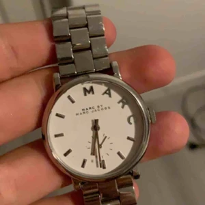 Marc jacobs - Säljer en klocka märket är marc jacobs. Ny pris är 2000tusen kr Kan gå ner i pris vid snabb affären 