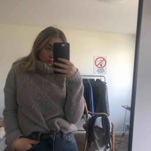  - Super fin grå stickad tröja! Bra skick och fin till hösten eller sena sommarkvällar🌞 köparen står för frakten 🌸