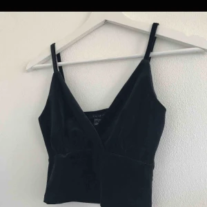  - Super snyggt och trendigt sammetslinne i storlek S. Superfint skick då den endast är testad! Eventuell frakt tillkommer💗⚡️