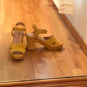 Fina klackar!! - Helt oanvända mockaklackar från vagabond! Superfin senapsgul färg som ges mest rättvisa på bild 2! Köptes för runt 800kr, prislapp finns kvar!!