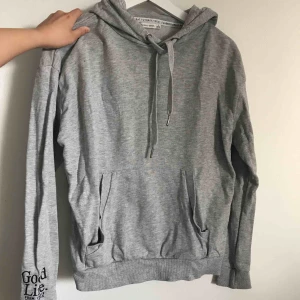  - En grå hoodie från Bershka i strl S, nyskick, använd 1 gång. Eventuell frakt tillkommer 💗⚡️