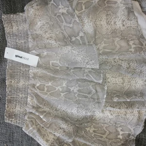 Ormmönstrad kjol - Helt ny kjol med lappar kvar.  Storlek : 42  resår i midjan. 