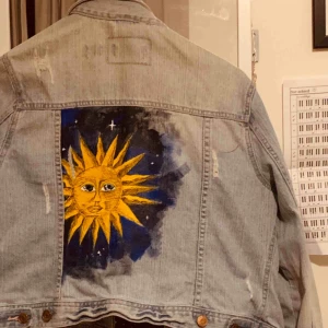  - Intressekoll på denna handmålade jacka. Stl 40 men passar mig som vanligtvis har s/m slitningar detaljer på även.