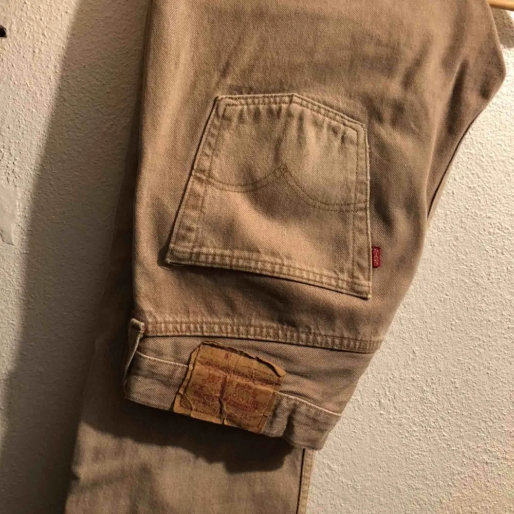 Vintage Levis men tyvärr för stora för mig, köpt här på Plick. Står 33/32 i byxorna men är som en 40 eller M i storleken ☀️. Jeans & Byxor.