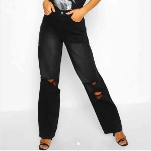 BYXER FRÅN BOOHOO TILL SALU - Säljer dessa slutsålda byxor från boohoo. Köpt dem från en tjej här på plick, har bara blivit testade av både hon jag köpte dem från och av mig. Säljer pågrund av att de var för stora. För mer info eller bilder skicka meddelande.   bud:500kr.❤️❤️❤️