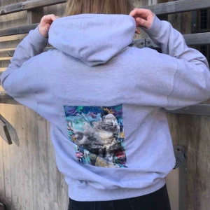  - Intressekoll på mitt UF- företags hoodies! Vi har själva designat trycket och har skapat en högkvalitativ hoodie för både tjejer och killar. ENDAST 1 KVAR I STORLEK S👊🏼💕