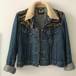  - Super cool jeans jacket remix Lee + Ragged Priest. Köpt i London 2016.