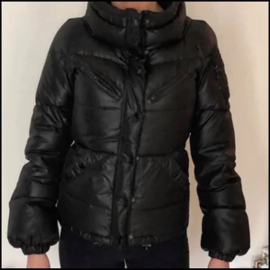 Benetton dunjacka svart S - Kvinnlig svart dunjacka med inbyggd luva. Stor krage. Storlek small 