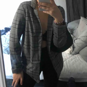  - Blazer från hm, aldrig använd! Frakt tillkommer💛