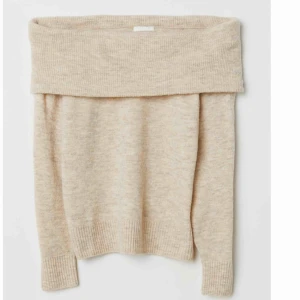 Stickad tröja - Superfin off-shouldertröja i ljusbeige från hm. Helt oanvänd⚡️ frakt tillkommer 