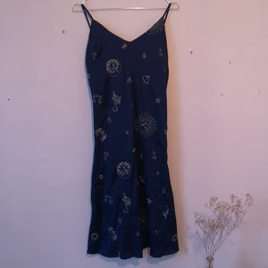 Klänning med stjärnmönster - Superfin silkesklänning med guldbroderade mönster. Aldrig använd då den är för liten. Står S men passar mer en XS. Möts upp i Kalmar eller så står köparen för frakt! 