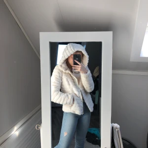 VILA fluffjacka, strl 34 - En VILA fluffjacka med luva, använd några gånger under vintern, väldigt mysig och fin, strl 34. Ord. Pris- 800kr