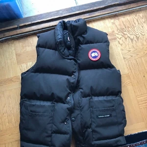 Canada goose väst Strl M - Jag säljer en freestyle crew väst i färgen svart.Bra skick! Storlek M. Kan gå ner i pris vid snabb affär. Har swish