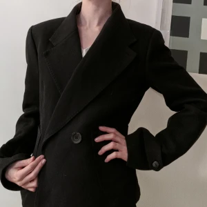 Acnekavaj - Snygg svart kavaj från ACNE. Står storlek 48 på etiketten och jag som bär den på bilden har storlek XS-S. 