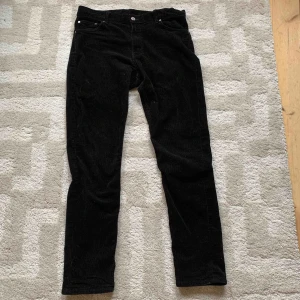  - Svarta Manchester byxor från Weekday 