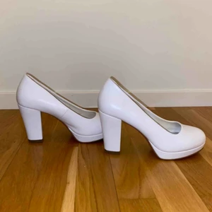  - Vita klackskor, använda 1-2 gånger. 