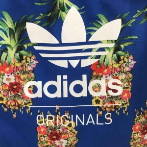  - Härligt färgglad adidasväska köpt i Stockholm, 70kr plus frakt. Viks enkelt ihop och tar ingen plats, vilket gör den till en perfekt strandväska, eller shoppingbag! 