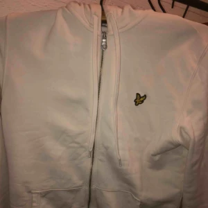  - Fin Lyle & scott zip hoodie som är storlek M. Högstbjudande vinner. Fint skick. Köparen står för frakten. 