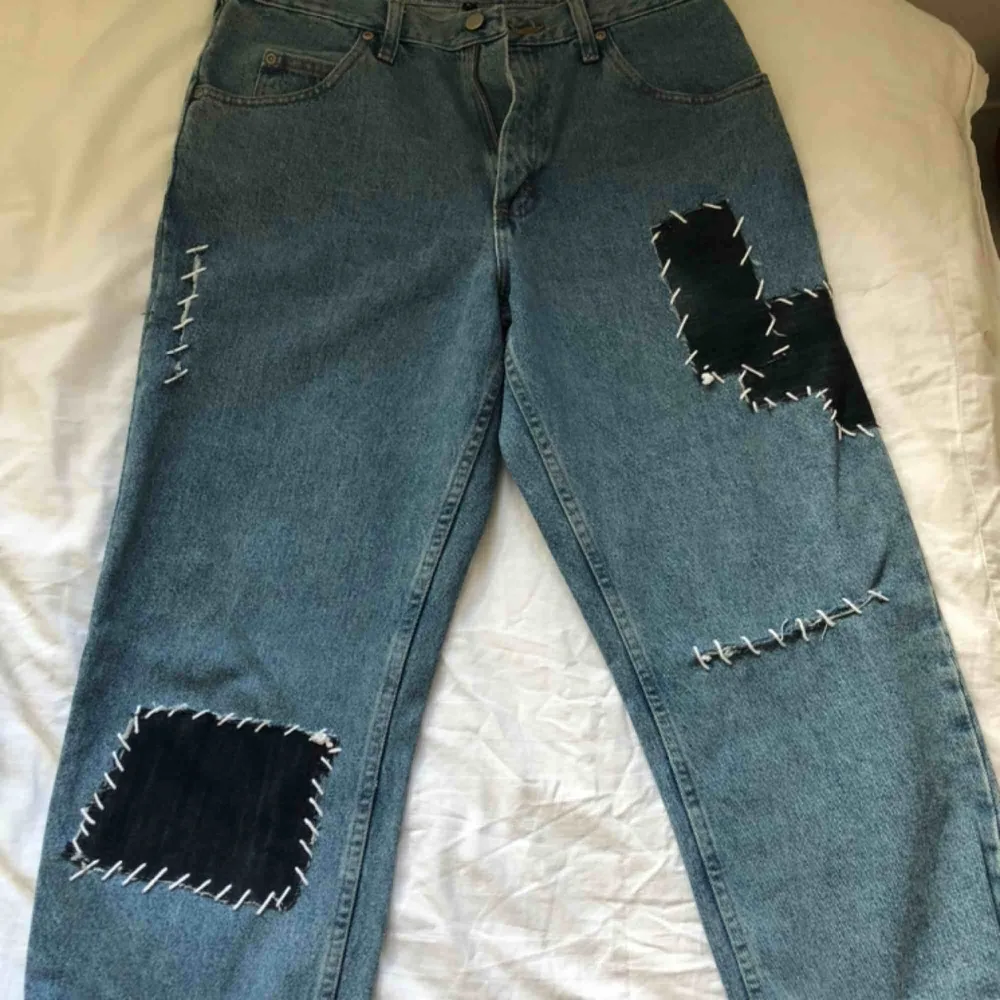 As balla jeans från märker wrangler. Köptes på plick men var tyvärr för stora. Jag säljer därför vidare dem. Skicket är as fint! Frakten ingår i priset!. Jeans & Byxor.