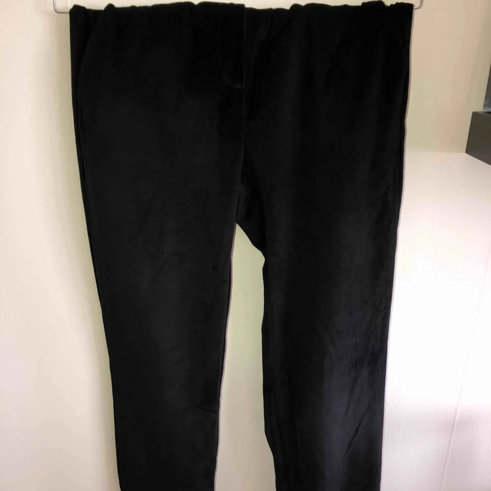 Black velvet trousers. New. Perfect condition. No need iron for smart wardrobe lovers.. Jeans & Byxor.