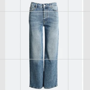 Blåa jeans i strl 24/XS - Säljer dessa JP Wide Epic jeans från Bikbok, dem är helt slutsålda, både online och i butik! Nypris 599. Helt nya och aldrig använda, endast provade! De var tyvärr för små på mig, alla prislappar är kvar. Först till kvarn!💙 