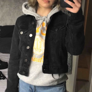  - En något croppad jeansjacka från ASOS! Den är rätt kort i modellen, skulle säga att den passar en XS bra. Den är använd ett fåtal gånger endast. Jag står för frakten och betalning sker via swish:))