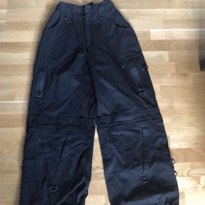 cargopants bluefox - super snygga byxor från bluefox, går att justera i midjan och längst ner, finns dragkedja så de kan bli shorts, möts helst upp i enköping eventuellt stockholm annars står du för frakten, nypris var 800+ har aldrig använt, pris kan diskuteras