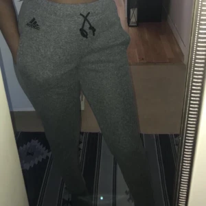 Tre streck på min dress 😏 - Adidas mjukis byxor i mörkgrå, strl xs(som första bilden) med svarta streck på baksidan. Köpta från Stadium, oanvända. Frakt tillkommer!!