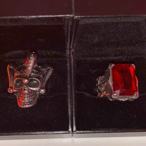  - Coola ringar i stainless steel rostfritt. Vet inte storleken på dom men jag har stora händer och dom sitter lite tajt Säljer pga att dom är för tajta för mina fingrar och dom inte kommit till användning! Jokern är sold, den andra 200kr kan gå ner i pris