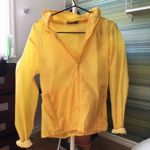  - Försöker sälja denna fina vindjackan igen! Den är lite sliten men den är fortfarande i skick