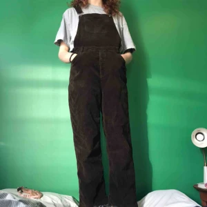  - Super snygga manchester hängselbyxor från monki. Modellen är S men jag själv är M och byxorna passar båda:) köparen står för frakten<3