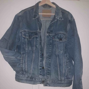  - Klassisk jeansjacka från Levis. Mörk tvätt, perfekt i vår!
