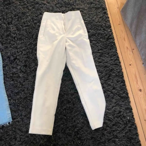  - Kostymbyxor från zara, sjukt snygga men använder ej pgr av att de ej är min stil. Dem är strechiga och sjukt snygga på 