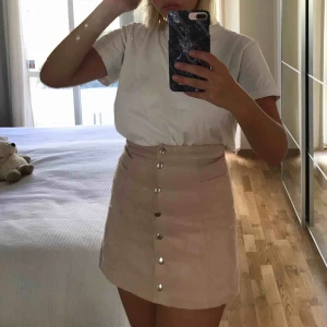  - Supersöt rosa kjol som man knäpper fram. Säljer då den blivit för liten för mig 🥺. Kan mötas upp i Stockholm eller frakta 🥰