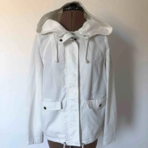  - Söt och tunn jacka, perfekt för vår och sommar. Aldrig använd. Priset är inklusive frakt.