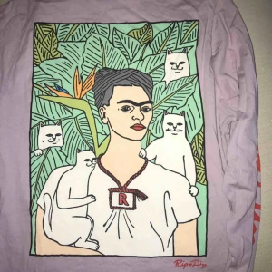  - Långärmad tröja från ripndip med Frida Kahlo på ryggen 😍😍😍
