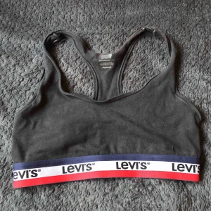  - Mörkblå sporttopp i tunt material från Levi’s! Använd max 15 ggr och är i fint skick utöver missfärgningen på vänstra axelbandet. Jag står för frakten och betalning sker via swish 💗