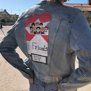 En jättecool croppad jeansjacka med F.R.I.E.N.D.S motiv på baksidan. Trycket är målat med textilfärg så jackan är tvättbar!🥰🦋jättebra vår/sommar jacka!🌸🌺🌻🌹