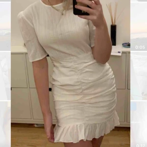  - Vääärldens finaste studentklänning! Den är i lyxigt material och formar din figur så snyggt. Aldrig använd, lapparna är kvar på den. Köpt på Showpo för 500kr💘 frakt tillkommer på 65kr🦋