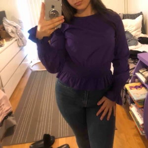  - Jättefin blus från Ivy Revel i storlek 36. Den är använd några gånger men i jättefint skick. Säljes pga att den börjar bli lite liten på mig. Köparen står för frakt <3.