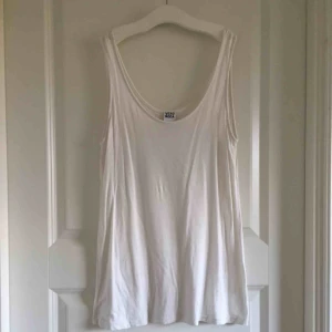  - Priset inklusive frakt! Vitt linne från vero moda. Skönt och luftigt material.