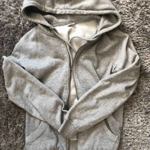 Grå kofta - Hoodie , frakten står köparen för 